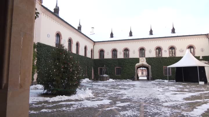 Na Sychrov dorazí adventní trhy i motoráček