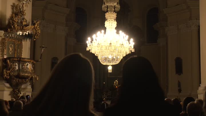 V hejnické bazilice se rozsvítil obnovený lustr