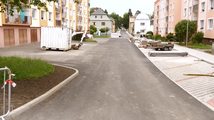 Na sídlišti v Novém Boru přibude přes 20 parkovacích míst. Revitalizace míří do finále