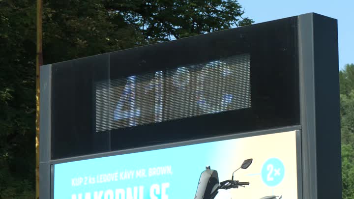 Až 37 stupňů! Záchranáři varují před kolapsy, hasiči před požáry