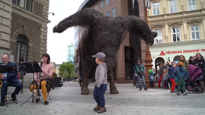 Před libereckou radnicí je nová socha Františka Skály 