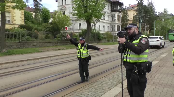 Liberečtí strážníci měří rychlost novým přístrojem 