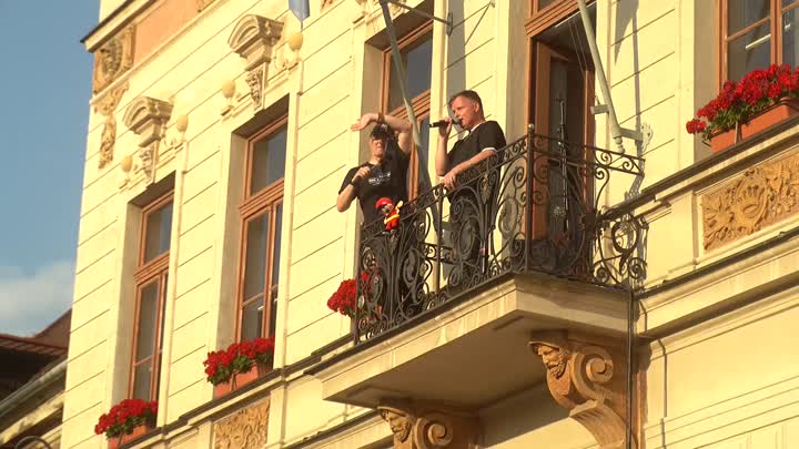 Zpívání z balkonu pomohlo malé holčičce