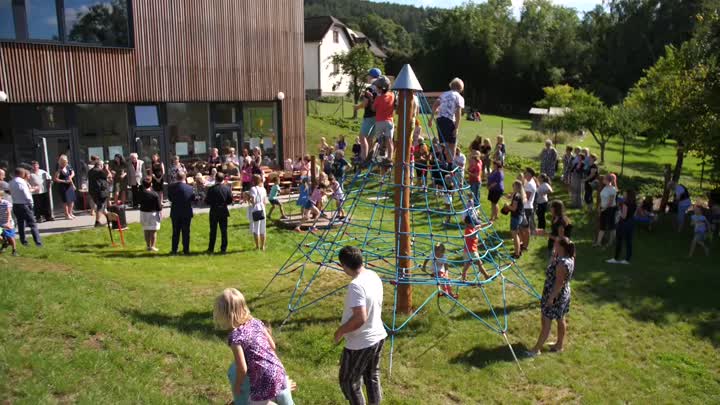 Děti z turnovské školy řádí na novém hřišti