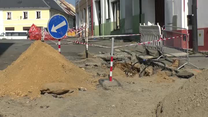 Dopravu v centru Dubé komplikuje uzavírka
