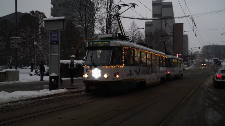 Libercem projížděla tradiční adventní tramvaj 