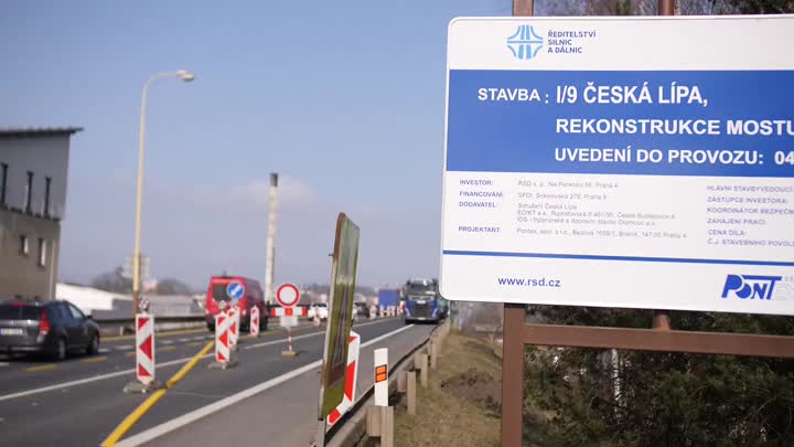 Dopravu v České Lípě komplikuje obnova mostu 