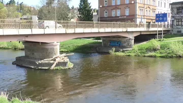 Obnovu mostu v Semilech zpozdila chráněná ryba 