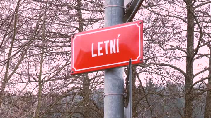 Letní ulice v Jablonci je uzavřená