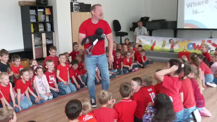 Steve a Maggie navštívili žáky v Jablonném