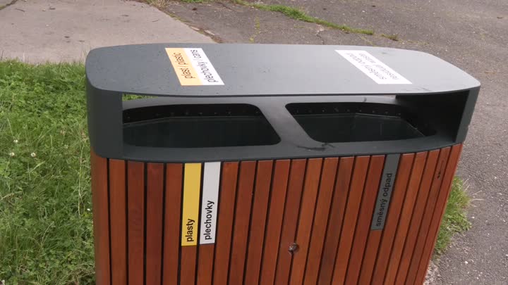 Jablonecká přehrada má nové odpadkové koše