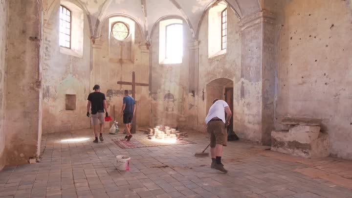 Lípa Musica uklízela kostel v Drchlavě