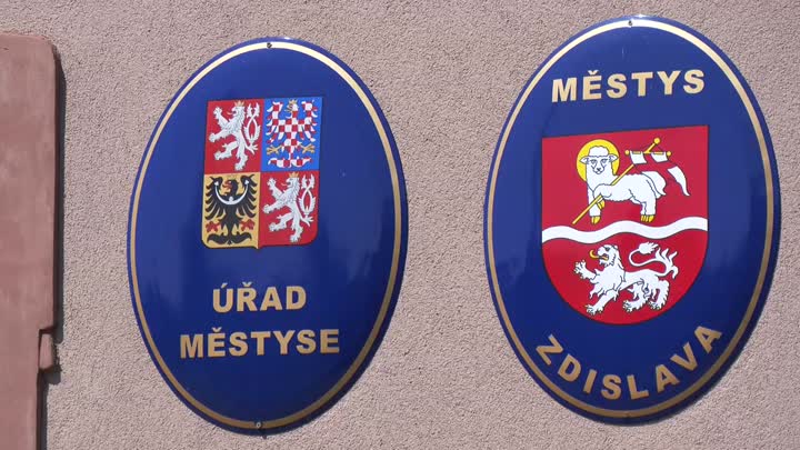 Zdislava opravuje střechu úřadu