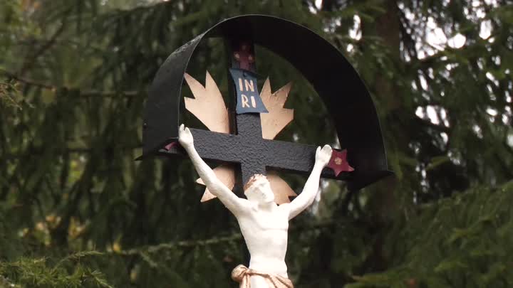 Desná opravila historický kříž na Souši