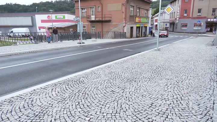 Most v Semilech už slouží řidičům i chodcům