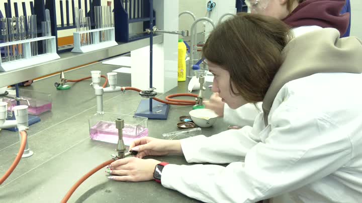 Gymnázium v Tanvaldě má novou učebnu chemie