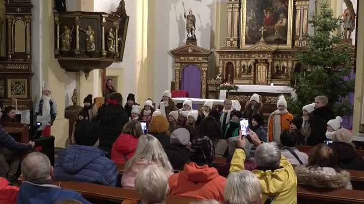 Hodkovičtí žáci poprvé zazpívali na adventním koncertu