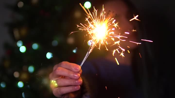 Hasiči varují před vánočními požáry z prskavek