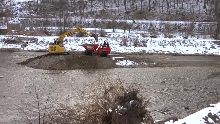 Železný Brod čistí koryto Jizery od štěrkové lavice