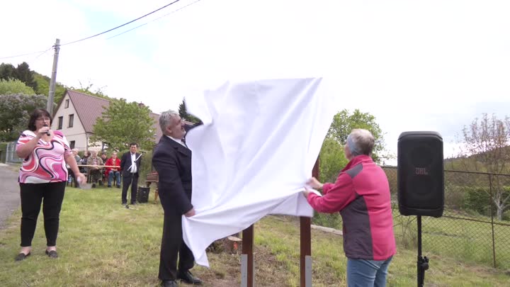 Pamětní deska v Chrastavě připomíná zaniklou obec