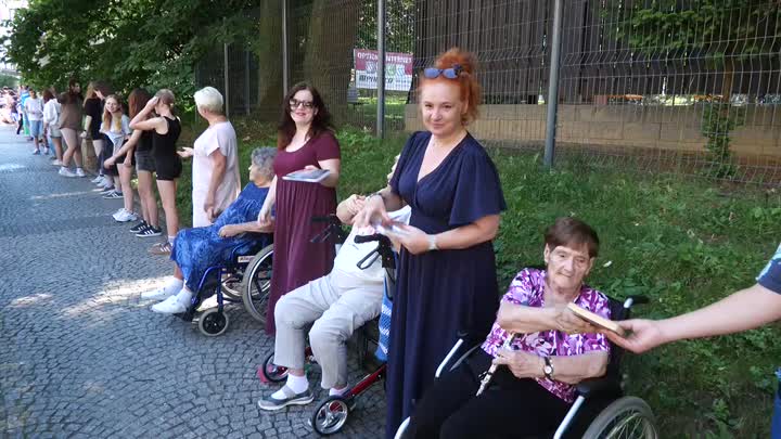 Turnov vytvořil lidský řetěz dlouhý 400 metrů. Obyvatelé symbolicky stěhovali knihovnu