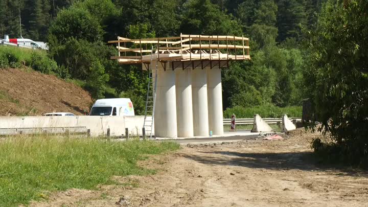 Na stavbě mostu v Hodkovicích se mění doprava. Řidiči budou měsíc jezdit v krajních pruzích