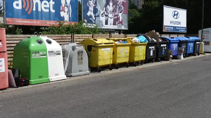 Co lidé stále vyhazují špatně? V černých popelnicích v Jablonci končí tuny recyklovatelného odpadu