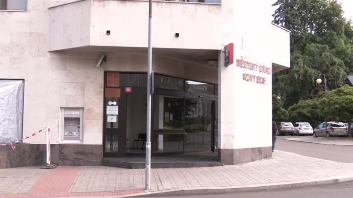 Nový Bor přes léto opravuje školy i radnici. Největší investice míří do ZŠ U Lesa