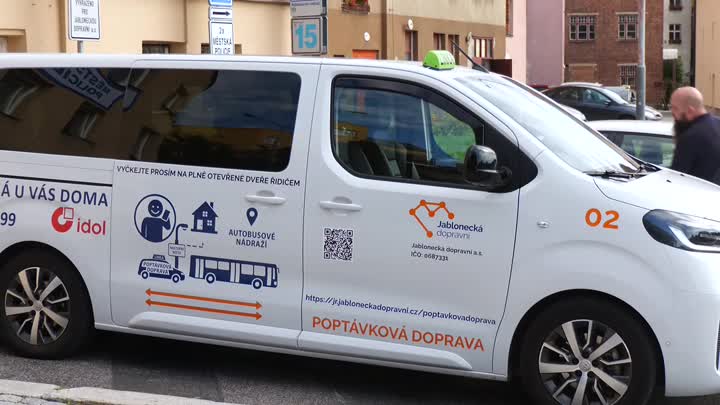 Poptávková doprava v Jablonci slaví úspěch. Město plánuje další rozšíření