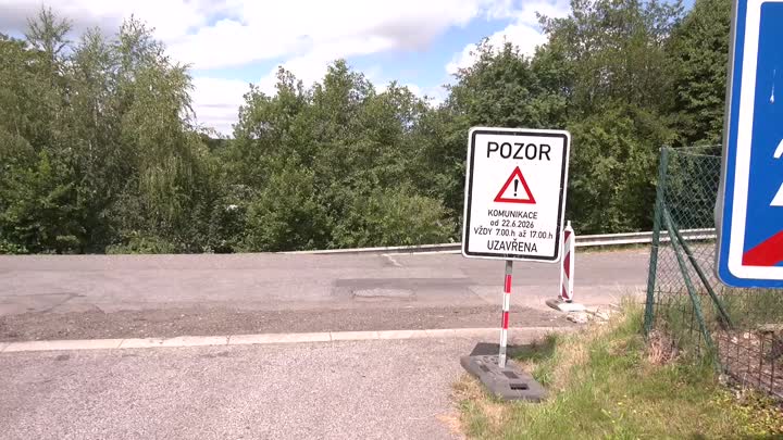 V Bílém Kostele pokračuje stavba chodníku i oprava silnice. Hotovo má být na konci listopadu